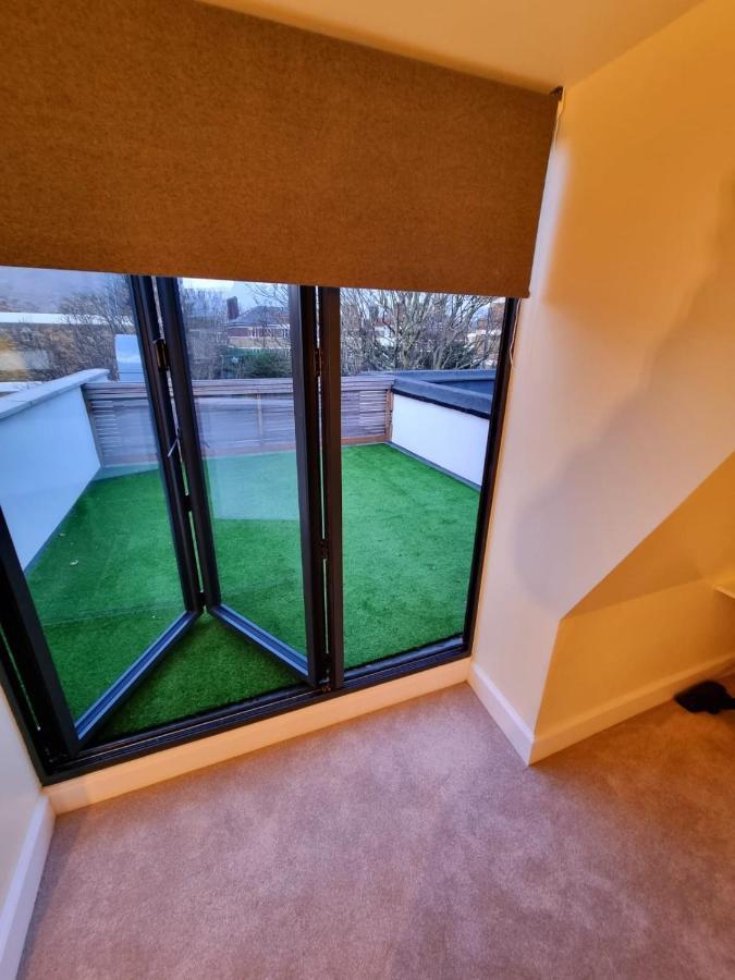 Stylish London Apartment With Terrace & Parking المظهر الخارجي الصورة