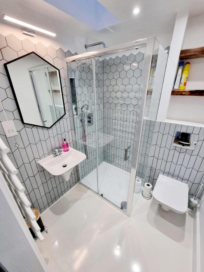 Stylish London Apartment With Terrace & Parking المظهر الخارجي الصورة